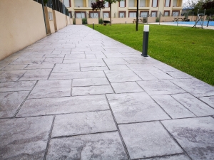 Acera de hormigón impreso moderno en Madrid